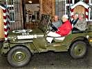 Captain Lynn Raybould (Vordersitz links) in seinem Jeep von damals.