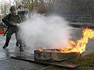 Soldaten trainieren den Umgang mit dem Impulslöschgerät "Trooper".