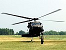 Ein "Black Hawk" wird in der Anlandezone eingewiesen
