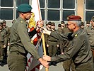 Kommandoübergabe: Major Bergner erhält aus den Händen von Brigadier Spath des Feldzeichen des JgB 46.