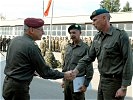 Persönliche Gratulation an Major Bergner und ein Danke an Oberstleutnant Messnarz.