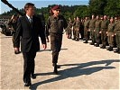 Verteidigungsminister Platter und Brigadier Spath schreiten die Front ab.