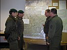 Hauptmann Gernot Schreyer (2.v.r.) erläutert dem stellvertretenden Streitkräfte-Kommandanten, Generalmajor Dieter Heidecker, den Verlauf der Übung.