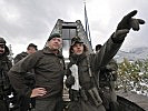 Hoher Besuch: Generalmajor Heidecker (l.) informierte sich vor Ort vom Training der Miliz.