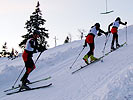 Am Beginn des Bewerbs nimmt das Team der Jägerschule die 20-km-Schitour in Angriff.