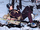 Vizeleutnant Robert Trixl überwindet eine Schlucht mit Hilfe einer Seilbrücke.