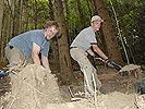 Mitglieder des 'Recovery Team Two' bei der Suche nach den Verunglückten.