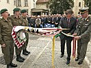 Vom Land erhielt das Militärkommando ein Fahnenband.