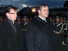 Empfang: Norbert Darabos (l.) und Franz Josef Jung schreiten am Heldenplatz die Front ab.