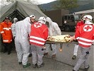 Entstrahlte Patienten werden dem Roten Kreuz zur weiteren Behandlung übergeben.