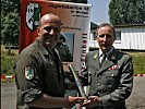 Der stellvertretende steirische Militärkommandant, Oberst Trinkl, r., dankt Oberst Hofer.