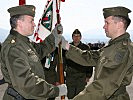 Oberstleutnant Reinhard Zmug (r.) übernimmt symbolisch das Kommando über die Fliegerwerft in Zetweg.