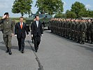 V.l.: Brigadier Wessely, Landeshauptmann Niessl und Minister Darabos mit den Soldaten des Jägerbataillons.