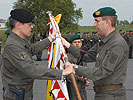 Major Erkinger (r.) übernimmt das Feldzeichen von Brigadier Wessely.