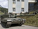 Kampfpanzer "Leopard" 2A4 unterstützen die Infanteristen.