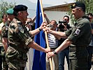 General Xavier de Marnhac übergibt das Kommando an Brigadier Robert Prader (r.).