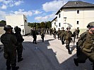 Die Soldaten marschieren in der Ortskampf-Anlage zum Training auf.