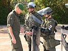 Generalmajor Heidecker im Gespräch mit den Soldaten.