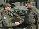 Generalmajor Dieter Heidecker (r.) verabschiedet Korporal Manuel Brunner aus Steyr.