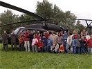 Die Kinder der Dialysestation vor dem großen Hubschrauberflug.