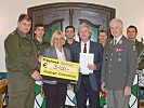 Brigadier Berktold und Oberstleutnant Herzog übergeben den Scheck an Heidi Janik, die Obfrau der Salzburger Kinderkrebshilfe.