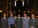 Vor dem Altar der Pfarre Herz-Jesu (v.l.): Major Hans Otto Hrbek, Pater Jaroslaw Blazynski, Militärpfarrer Wilhelm Kern, Bürgermeister Dr. Peter Koits, Major Gottfried Harb.