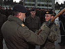 Major Habersatter übernimmt die Fahne von Brigadier Prader.