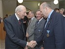 ... und Alt-Bundespräsident Kurt Waldheim bedankten sich bei Teilnehmern der Kongo-Mission.