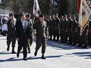 Landeshauptmann Günther Platter und der Kommandant der Streitkräfte, Generalleutnant Günter Höfler, schreiten die Front ab.