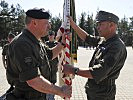 Generalleutnant Günter Höfler, l., überreicht Brigadier Anton Waldner das Feldzeichen der 6. Jägerbrigade.