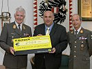 Brigadier Karl Berktold (l.) und Oberst Otto Hilzensauer übergeben den Scheck an Kurt Wiesbauer (Mitte).