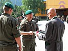 Oberstleutnant Hofer, m., wird der Schlüssel zu den neuen Unterkünften übergeben.