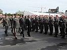 General Entacher, Verteidigungsminister Darabos und Bundespräsident Fischer (v.l.) auf dem Weg zum Äußeren Burgtor.