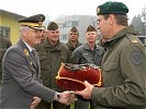 Schlüsselübergabe an den Kommandanten der Betriebsversorgungsstelle in Zeltweg, Oberstleutnant Thomas Schuck.