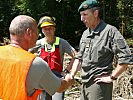 Oberst Ernst Trink, r., im Gespräch mit dem Kommandanten der Pioniere, Manfred Buchegger.