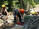 Baumaschinen der Wildbach- und Lawinenverbauung unterstützen die Soldaten bei den Aufräumarbeiten.