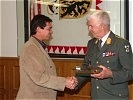 Herbert Gimpl und Brigadier Karl Berktold tauschen Gastgeschenke aus.