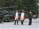 10 Panzer bildeten das Spalier für den Empfang.