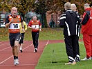 Generalleutnant Höfler (mit Startnummer Eins) beim Zielsprint des 2.400-Meter-Laufes.