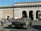 Ganz schön eng: Der Kampfpanzer 'Leopard 2' musste durch das Burgtor.