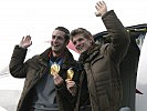 Wolfgang Loitzl, l., und Thomas Morgenstern beim Empfang am Salzburger Flughafen.