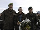 Vizeleutnant Geiger, l., und Oberst Pritz, r., sind stolz auf Wolfgang Loitzl.