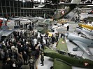 Erste Besucher bei der Luftfahrtausstellung 2008.