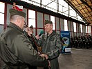 Generalleutnant Höfler (l.) überreichte Brigadier Putz die Standarte des neuen Verbandes.