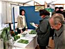 Interessiertes Publikum am Stand der ÖMZ