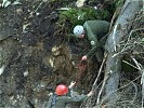 Einsatz am Steilhang über dem Fluss.