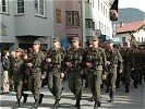 Vorbeimarsch der Soldaten beim Rathaus in Telfs.