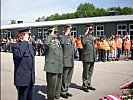 Ehrerweisung der militärischen Delegation vor dem Denkmal.