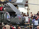 Riesen Gedränge rund um den S-70 "Black Hawk" 