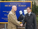 Verteidigungsminister Darabos, r., und der Sohn Hauptmann Burians, Othmar Burian.